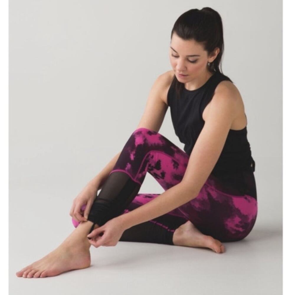 Lululemon Sweaty‎ Endeavor Legging Blooming Pixie Pink Fuschia and Black Size 6